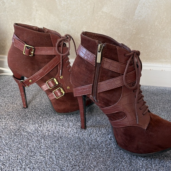 Women’s platform booties size 8 1/2. Details in pictures - Picture 2 of 6
